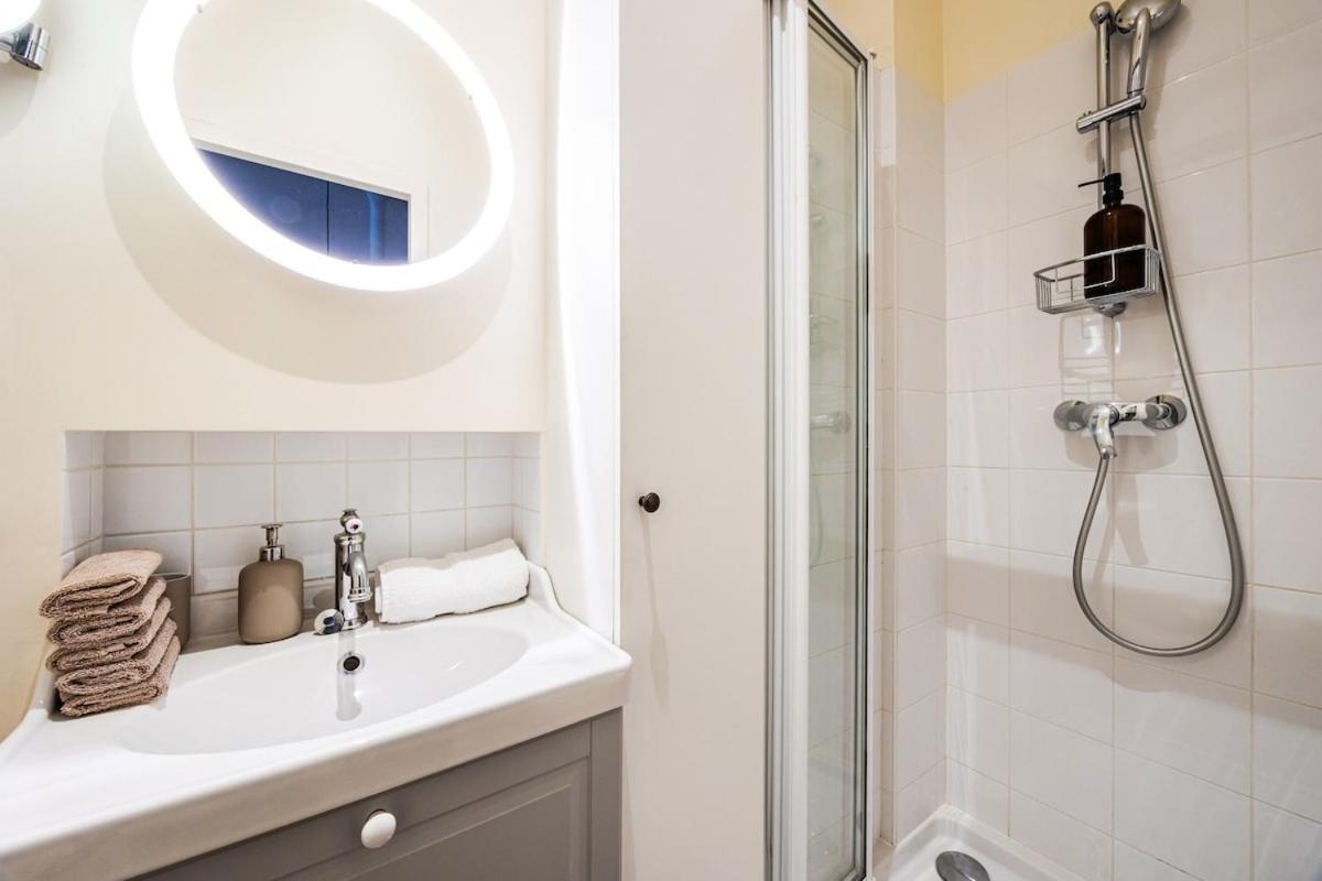 Boutique Parisienne 3 Bedroom Eiffel Tower * Paris